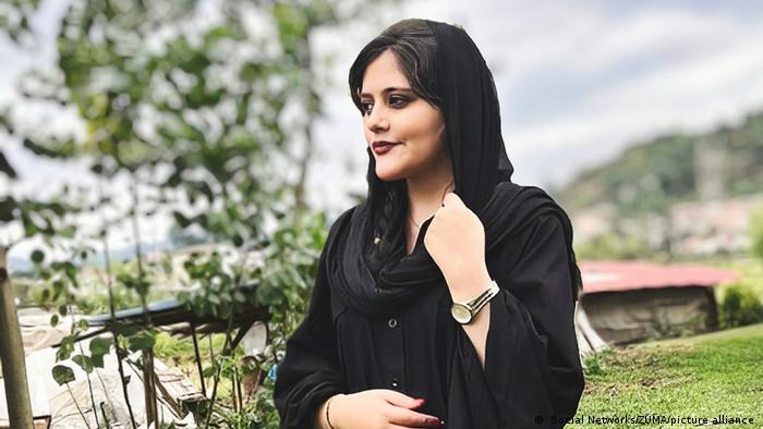 "مهسا أميني"