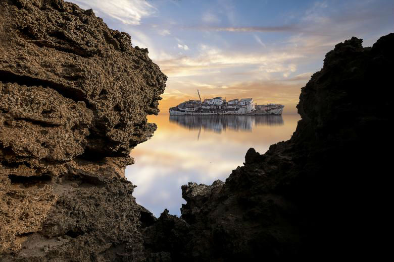 تيتانيك السعودية".. سفينة فهد المغروسة في الشعاب المرجانية بشاطئ "العفاريت"  | البوابة