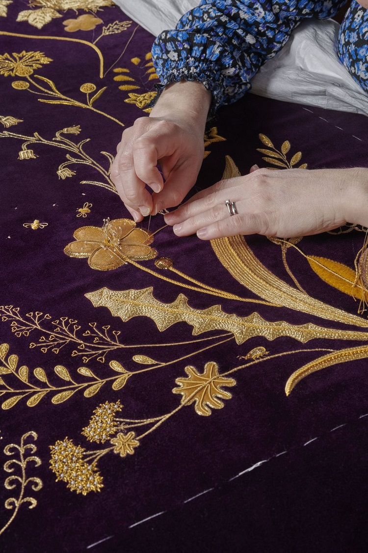 "رداء التتويج"