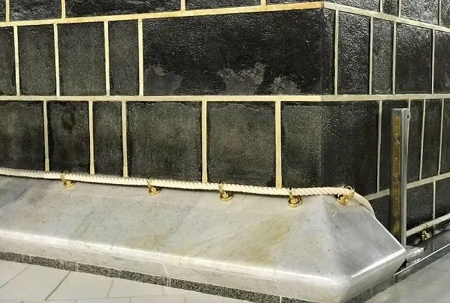 الكعبة المشرفة دون كسوة