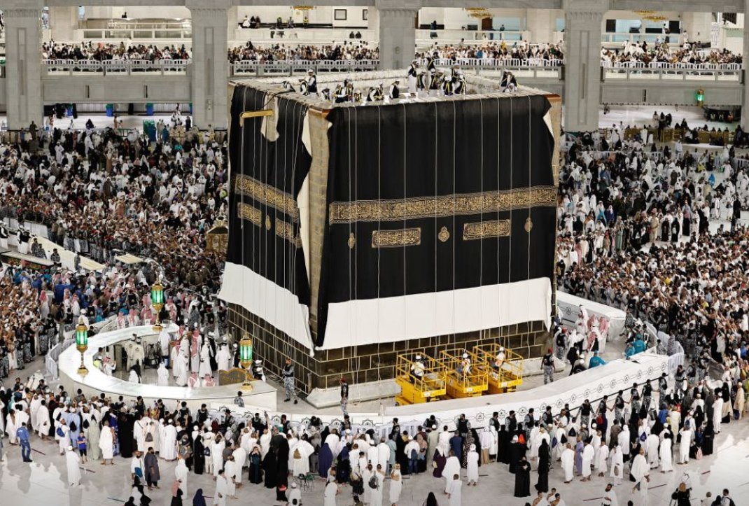 استبدال كسوة الكعبة الشريفة