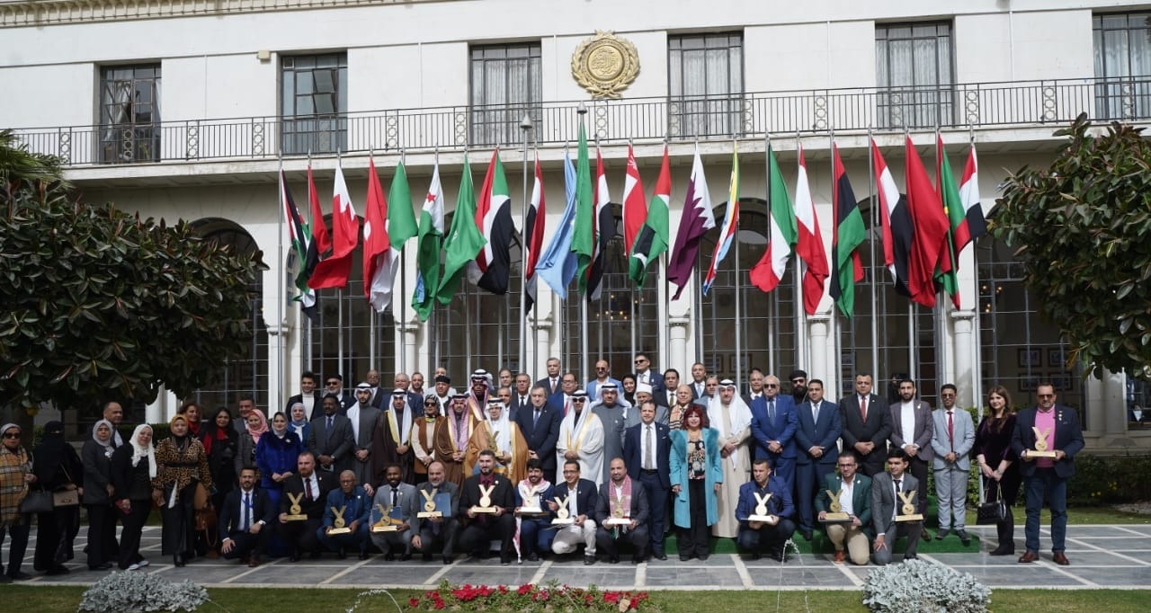 صورة تذكارية أمام مقر جامعة الدول العربية في القاهرة