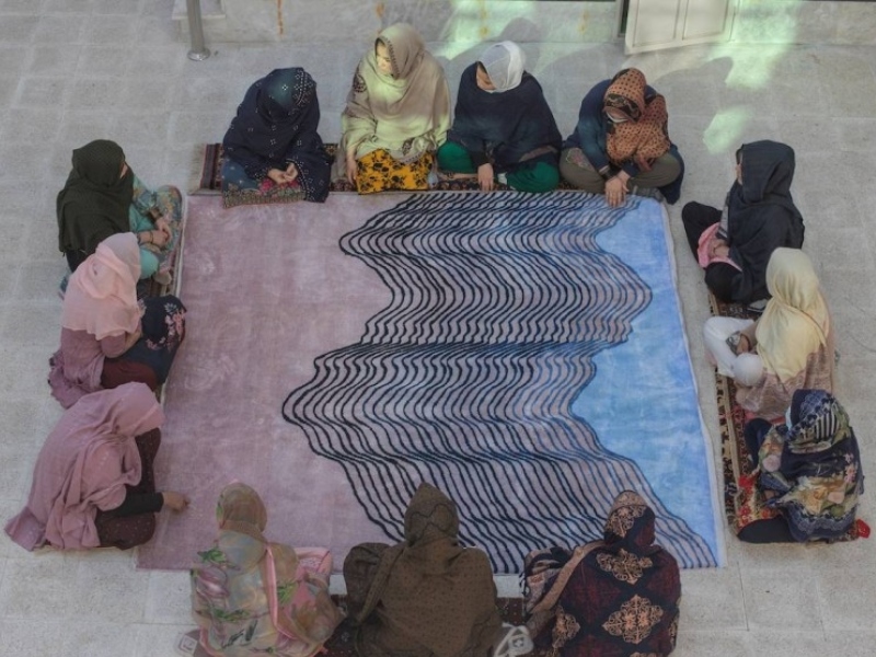 100 حرفية لاجئة ونازحة يقدمن مجموعة "السجادة"