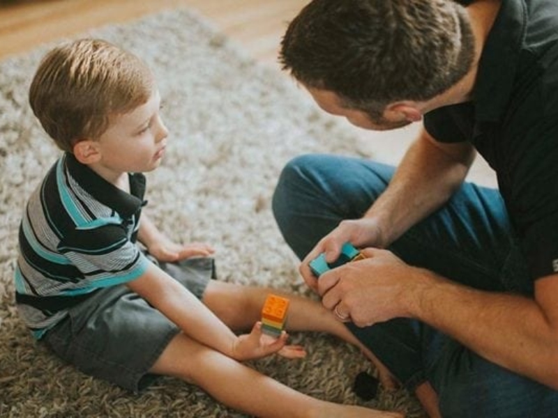 طبيب البوابة: 5 أخطاء تربية تجعل الأطفال أنانيين