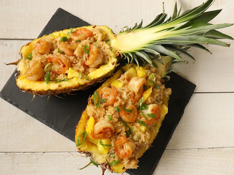 أرز مقلي بالروبيان مع الاناناس وجوز الهند المحمص