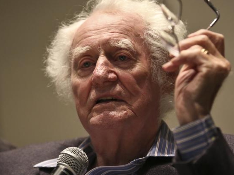 وفاة الشاعر الأمريكي الكبير روبرت بلاي