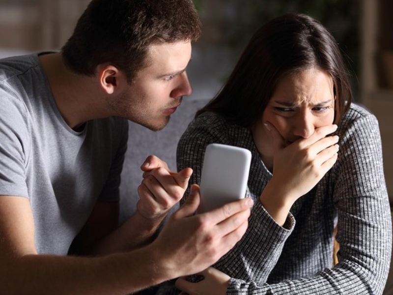 علاقات البوابة: 7 علامات تدل على أن زوجتك تخونك