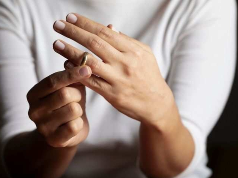 علاقات البوابة: 7 علامات تدل على أن زوجتك تخونك