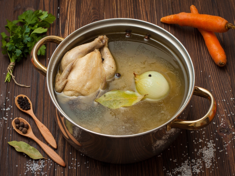 شوربة الدجاج الكلاسيكية بالخضار والزلابية