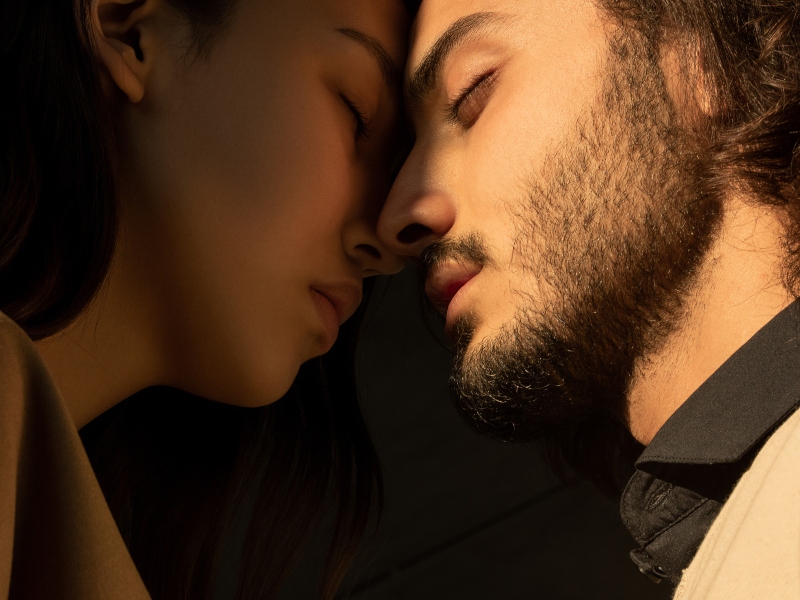 علامات الحب عند الرجل بلغة الجسد