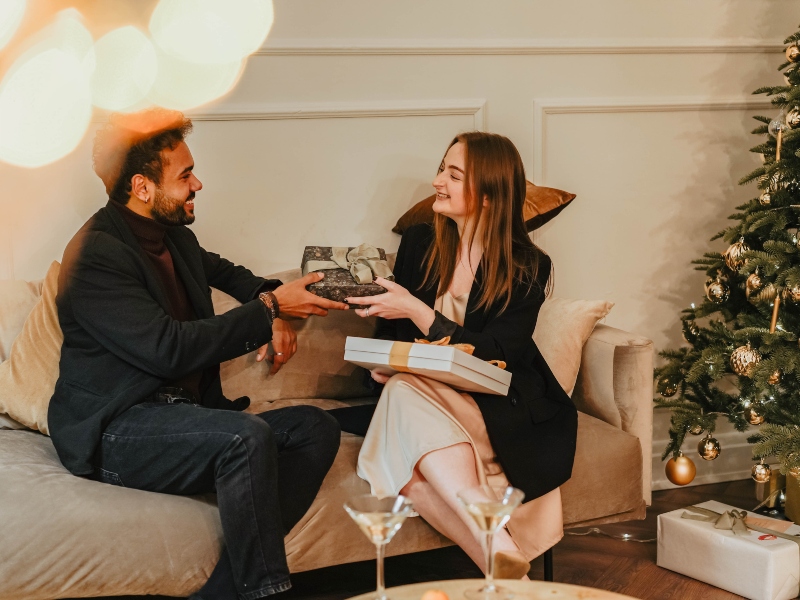 5 أسباب توضح أهمية تبادل الهدايا في يوم الحب