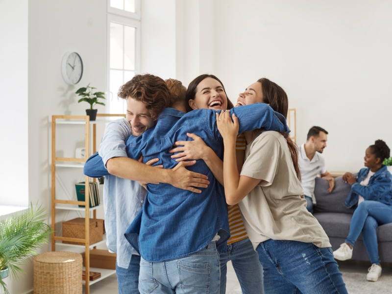 في يوم العناق ماذا تعني أنواع العناق المختلفة؟