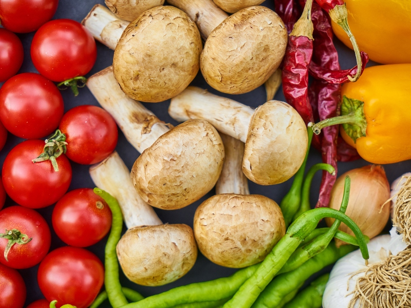 لينجويني بالفطر والخضروات الشهية: وصفة للنباتيين