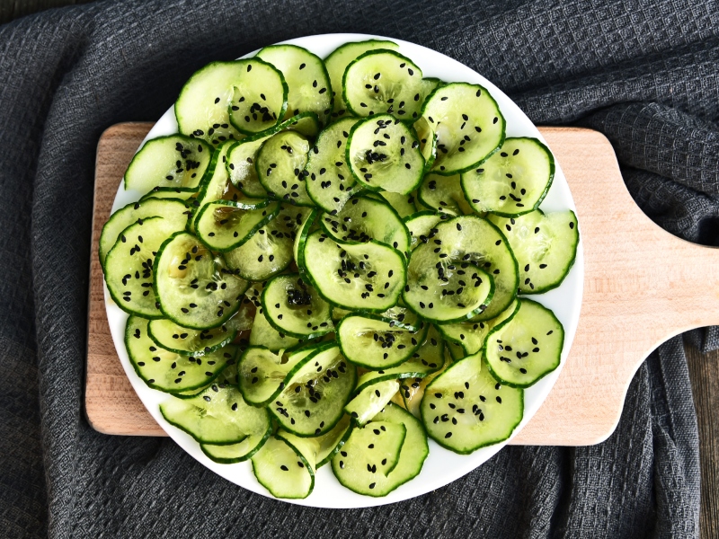 طبق نودلز الأرز الآسيوي مع سلطة الخيار بالسمسم