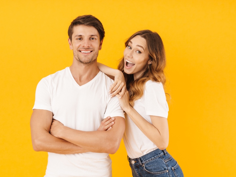 6 مؤشرات على أنها معجبة بك