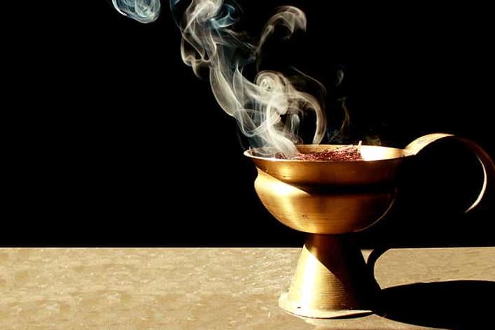 تفسير شم رائحة البخور في المنزل دون وجوده