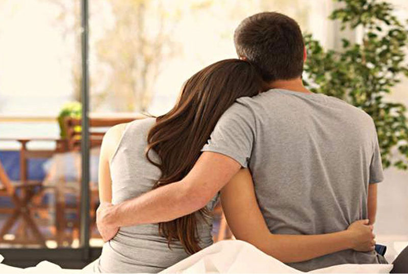 تفسير عناق الميت في المنام للمتزوجة