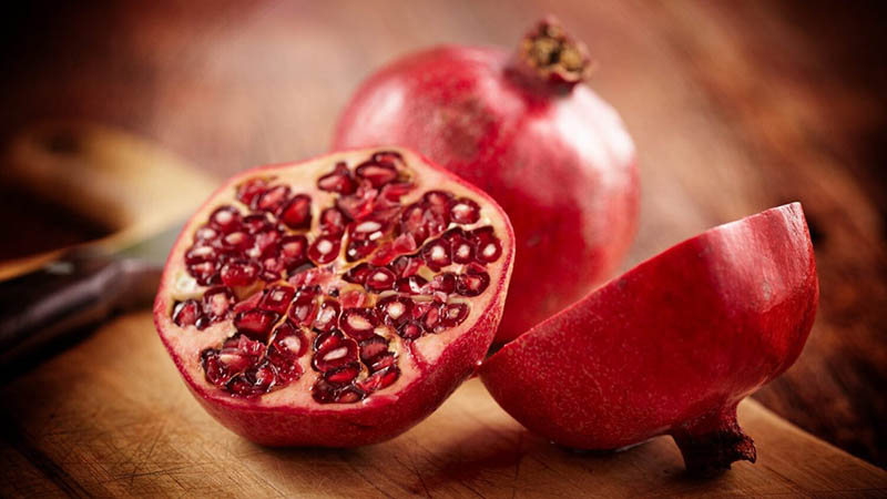 رؤية الرمان في المنام للعزباء