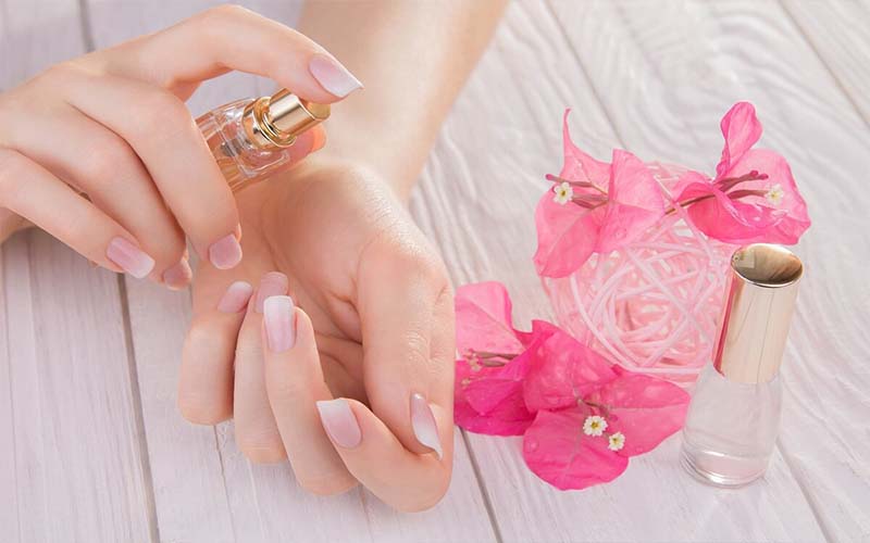 قارورة العطر في المنام للعزباء