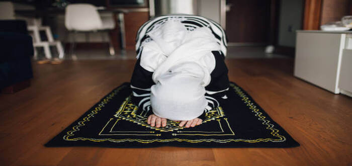 ما هو حكم نزول إفرازات من المرأة أثناء الصلاة؟