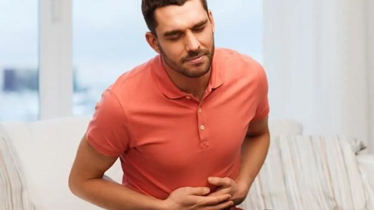 ما هي أعراض كثرة الغازات في البطن؟