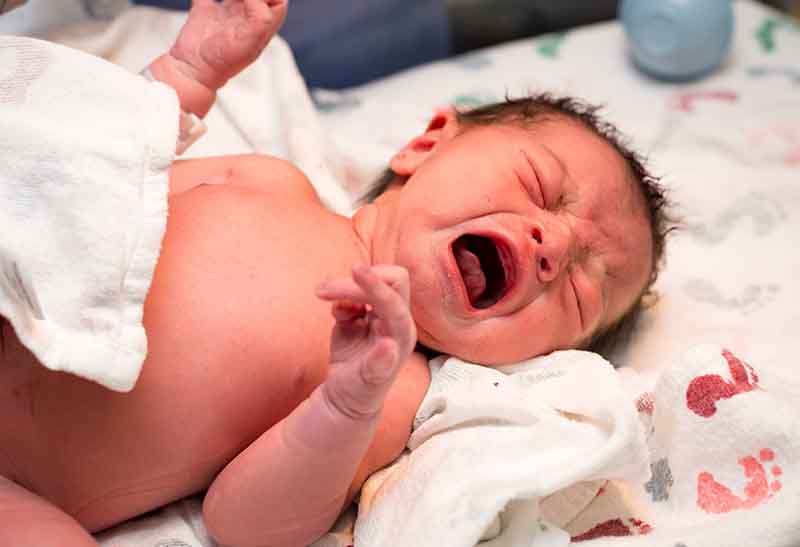 متى يكون نزول الدم مع البراز خطير للرضيع؟