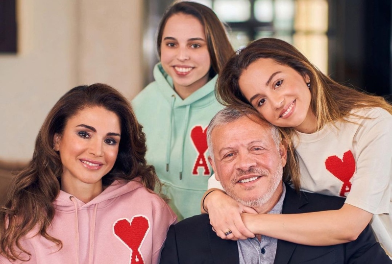 إطلالات ساحرة للأميرتين سلمى وإيمان في عيد ميلادهما