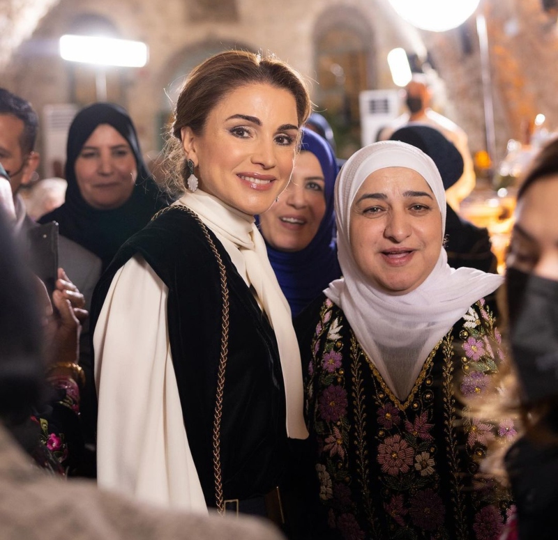 بمناسبة عيد ميلادها... أجمل تسريحات الملكة رانيا التي ستلهمك أفكار متجددة