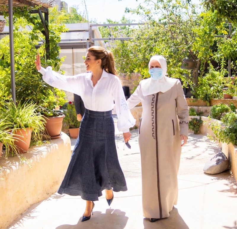 بمناسبة عيد ميلادها... أجمل تسريحات الملكة رانيا التي ستلهمك أفكار متجددة