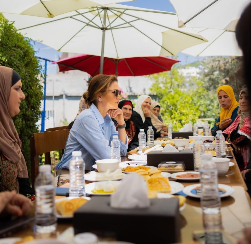 بمناسبة عيد ميلادها... أجمل تسريحات الملكة رانيا التي ستلهمك أفكار متجددة