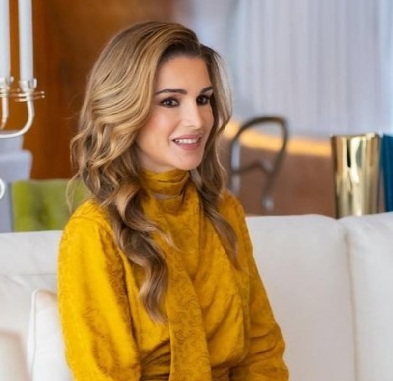 بمناسبة عيد ميلادها... أجمل تسريحات الملكة رانيا التي ستلهمك أفكار متجددة