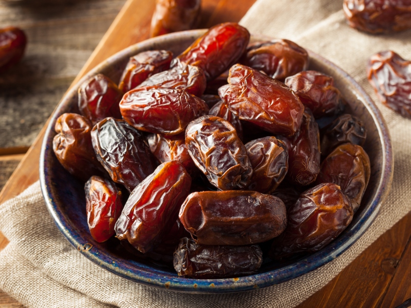 فوائد تناول التمر على الريق صباحاً