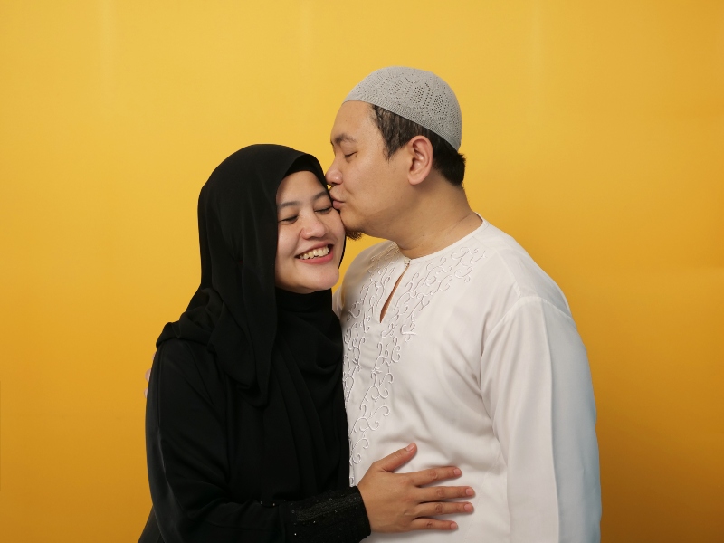 ما حكم تقبيل الزوج لزوجته في رمضان؟