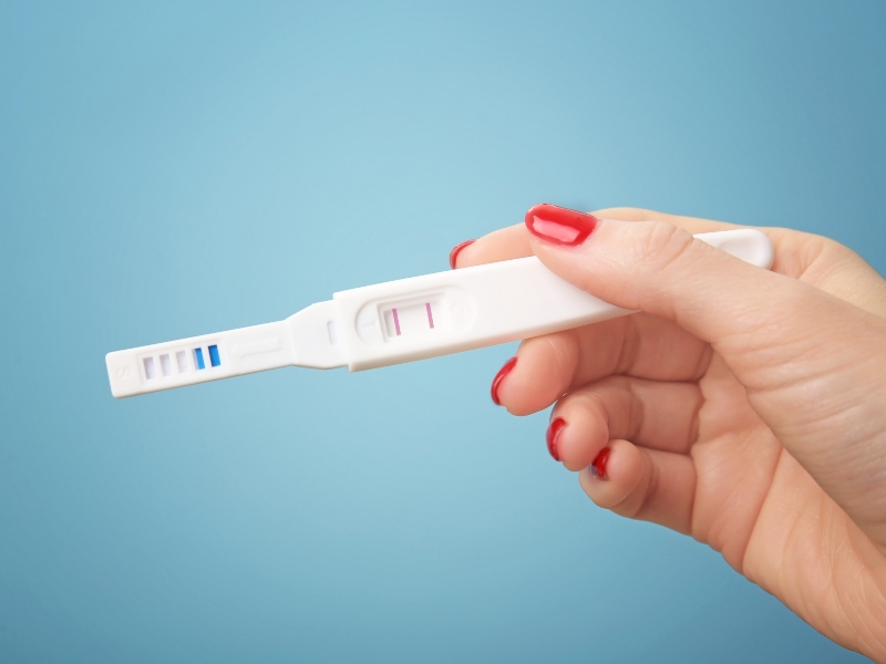 هل يظهر الحمل في تحليل البول قبل موعد الدورة باسبوع؟