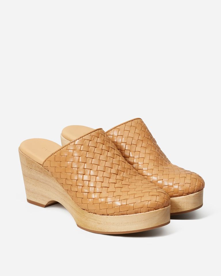 تعرفي على أبرز القباقيب Clogs في ساحة الموضة اليوم 