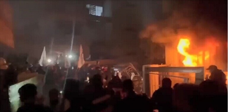 احراق مقر الحزب الديمقراطي الكردستاني في بغداد