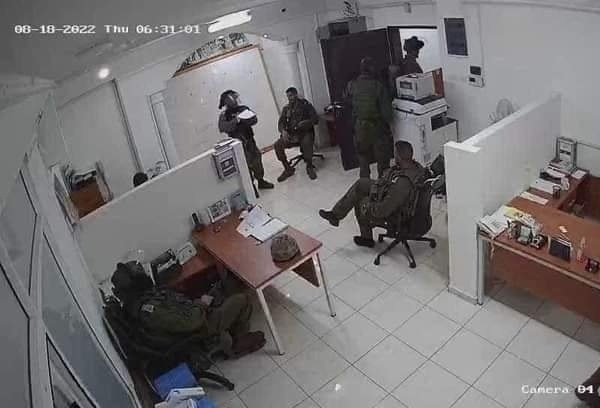 اقتحام مؤسسات مجتمع 