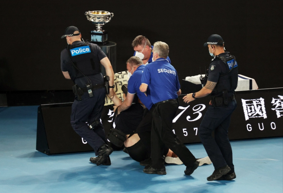 مشجعة تقتحم نهائي استراليا للتنس