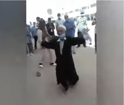 مسن يرقص فرحا بعد تلقيه لقاح كورونا