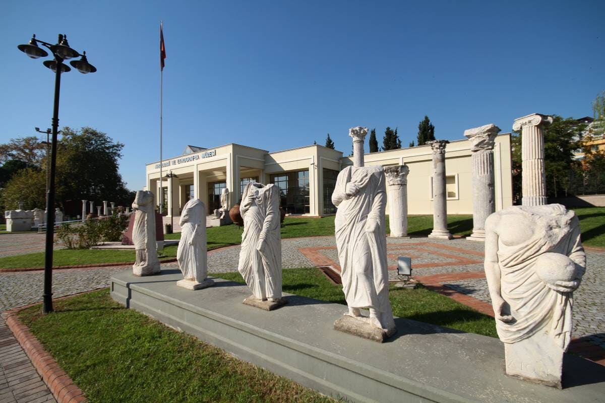 اكتشاف التماثيل الحجرية