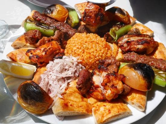 الأطباق التي يشتهر بها مطعم انتيك أكدنيز بودروم