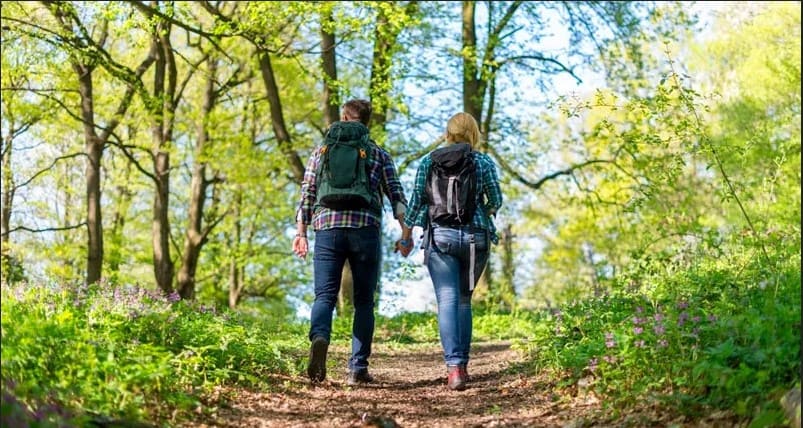 المشي والاستمتاع بالمناظر الطبيعية