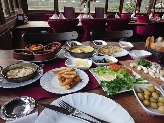 مطعم سارا بحيرة الورود طرابزون