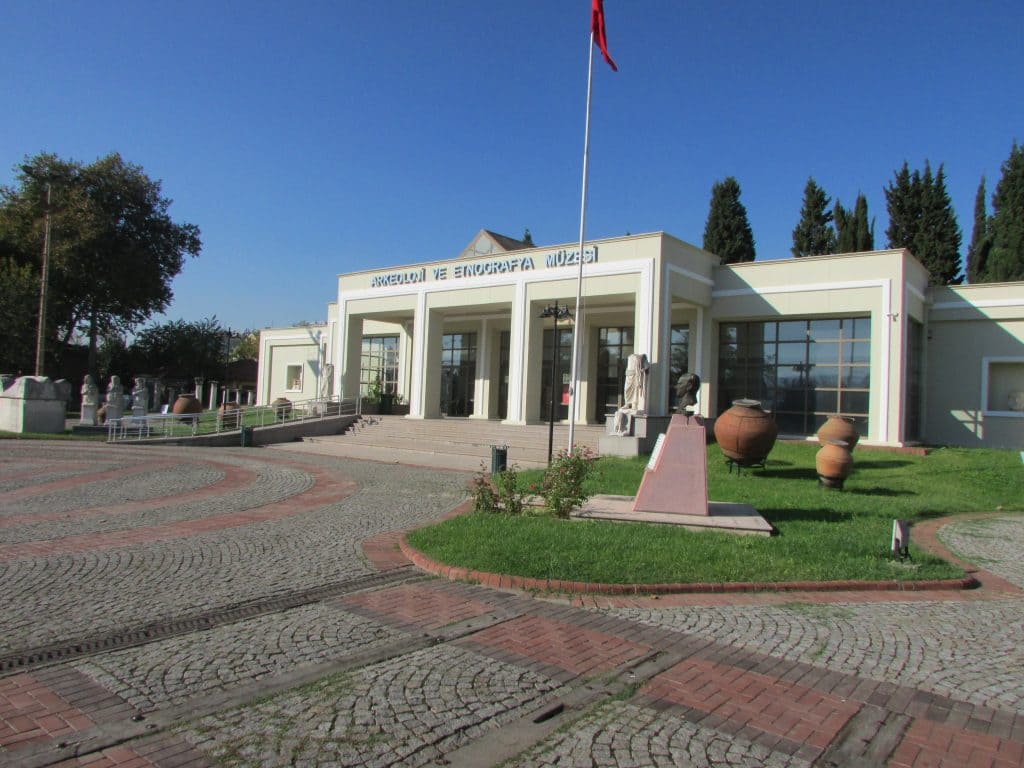 مواعيد العمل والأسعار في متحف علم الآثار والاثنوغرافيا سامسون