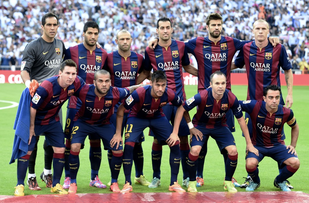 فريق برشلونة الذي ضم تشافي (الأول من اليمين في الصف السفلي) وألفيش (الثاني من اليسار في الصف السفلي)