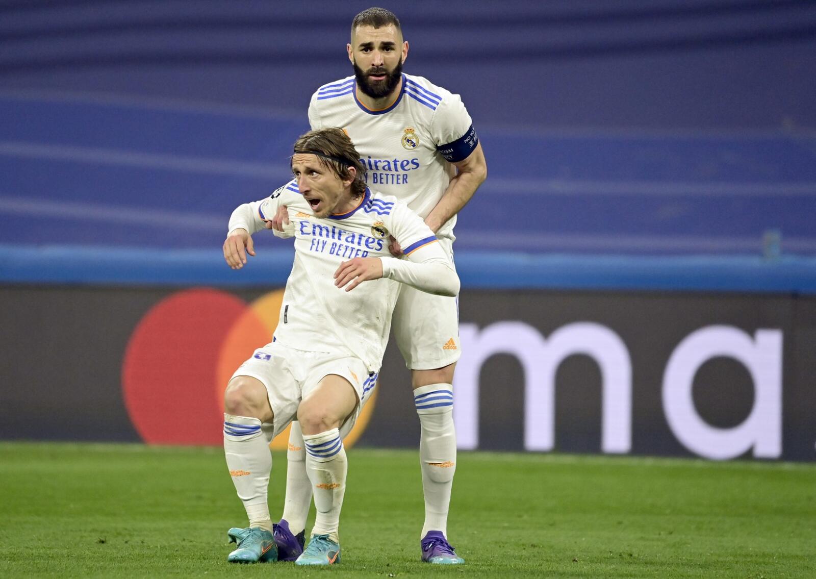 بنزيمة ومودريتش يقودان ريال مدريد لنصف النهائي