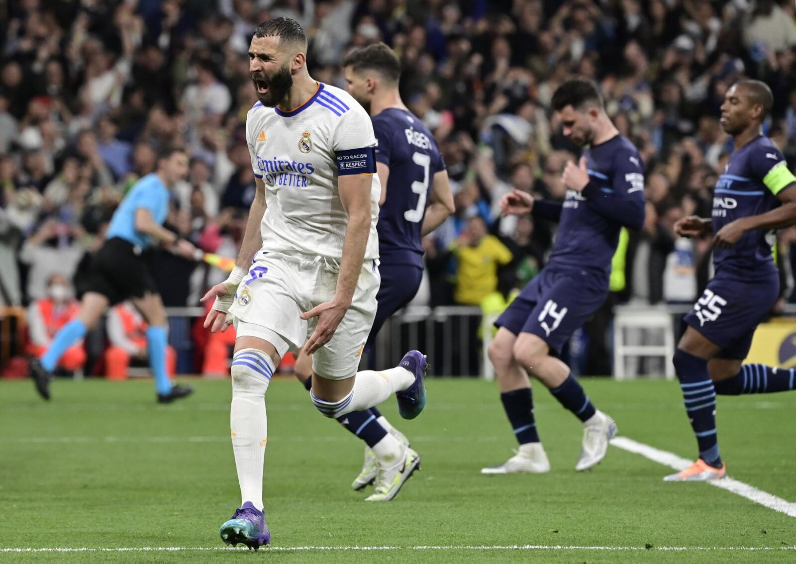 كريم بنزيمة يقود ريال مدريد للنهائي (المصدر: أ ف ب)