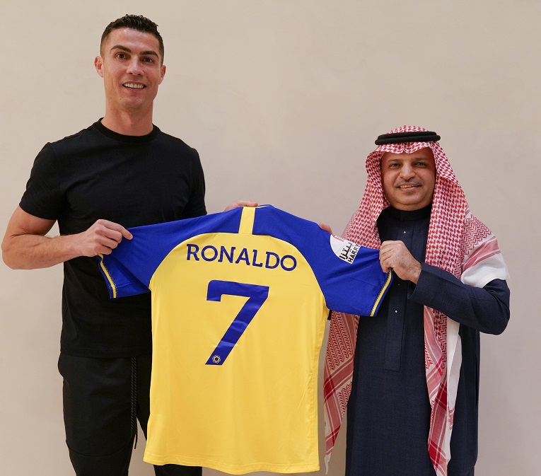 رونالدو يرفع قميص النصر مع الرئيس مسلي آل معمر (المصدر: حساب النصر الرسمي على تويتر)