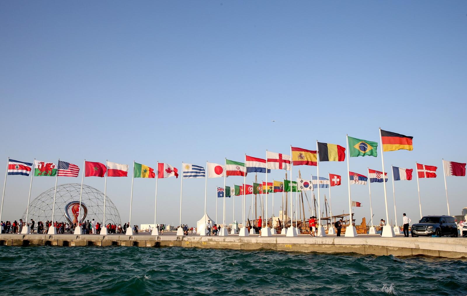 أعلام المنتخبات المشاركة في كأس العالم قطر 2022 (المصدر: أ ف ب)