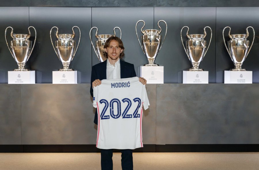 لوكا مودريتش مع ريال مدريد لموسم آخر